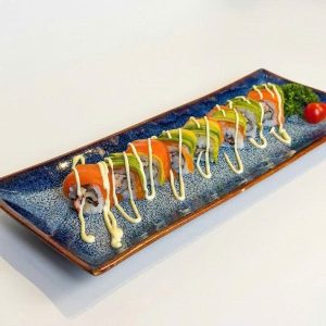 Sushi cuộn cá hồi bơ sốt dứa
