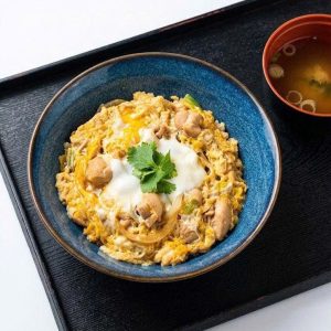 Cơm thịt gà đúc trứng
